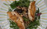 Filets de rouget sur champignons et petite salade