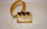 Filet de turbot et morilles poêlées, sur un lit de macaronis à la crème de parmesan, croustillant aux graines de sésame, et sauce au vin jaune