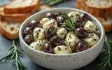 Marre de la mozzarella fade ? Essayez cette astuce avant de la mettre dans vos salades