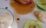 Suprême de pintade rôtie, jus réduit à l'ail de Lomagne et Floc de Gascogne, servie avec sa purée d'ail de Lomagne et son condiment à la poire, palets de foie gras du Gers en chou vert