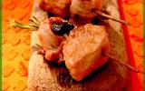 Brochette lard, pruneau et cochon