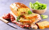 Voici notre recette de l’incontournable cake salé jambon-olive qui met tout le monde d’accord à l’apéro !