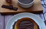 Flan de poire à la cannelle et sa sauce au chocolat chaud