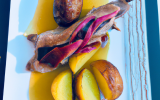 Canard grillé farci à l'olivade, pommes de terre et topinambours à la salardaise