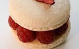 Macaron au chocolat blanc et aux framboises