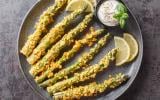 “Vous allez voir, c’est magique !” : Laurent Mariotte livre sa recette des asperges vertes grillées et ses tuiles de parmesan