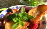 Salade de menthe et crostini de pain perdu aux fraises rôties
