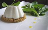 Panna cotta de brebis sur sa croûte aux olives vertes