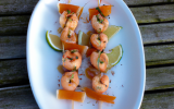 Brochettes de saumon et de crevettes marinées à la sauce gingembre soja