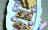 Terrine de lapin servie avec des tartines de pain aux oignons