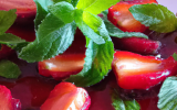 Fraises au vinaigre balsamique parfumées à la menthe