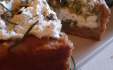 Cake à la feta, aux pignons et aux herbes