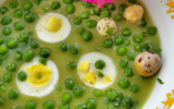 Potage de petits pois, œufs mollets et ciboulette