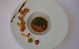 Filet d'agneau presto en croûte d'herbes fraîches et noix, poêlée de girolles et panais glacés