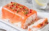 Vous ne savez pas quoi servir comme entrée à Noël : cette terrine de saumon à préparer à l’avance est une très bonne option !