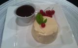 Blanc manger et coulis de fruits rouges