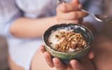 Trop de sucres, peu de fibres, comment bien choisir son muesli ou son granola au supermarché ?