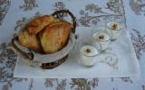 Petits chaussons aux pommes et confiture de lait, verrines de fromage blanc au miel et noix