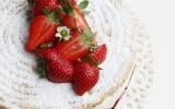 Biscuit succès aux amandes, crème vanille-mascarpone et fraises