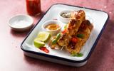 Rapide et gourmande : cette recette de brochettes de poulet au four sauce cacahuète est parfaite pour les soirs pressés