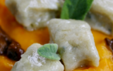 Gnocchi de Roquefort au beurre de sauge sur lit de crème de Potimarron, brisures de châtaignes et sauce aux cèpes