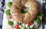 Bagel printanier au roquefort