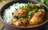 Connaissez-vous le poulet yassa, cette délicieuse recette de poulet mariné au citron vert et aux oignons ?