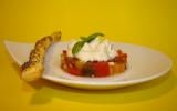 Tartare de tomates multicolores, chantilly de mozzarella et sacristain pavot et piment d'Espelette