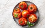 “L’avantage, c’est qu’on peut la faire comme on veut” : Cyril Lignac partage ses astuces pour faire des tomates farcies bien goûteuses