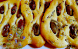 Fougasse aux herbes, olives et tomates séchées