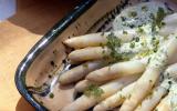 Asperges en sauce aux herbes aromatiques et au poivre vert