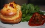 Petits choux crème de chèvre tomates marinées et basilic, pépites de lardons