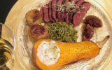 Magret de canard aux figues et germes de radis, assorti d'un butternut à l'alfalfa sur lit de chantilly salée