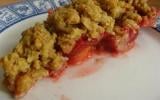 Crumble aux fraises, pèches et flocons d'avoine