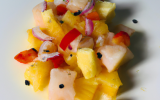 Ceviche de poisson aux poivrons, oignons, ananas et fruits de la passion