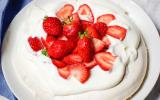 La pavlova : meringue, crème fouettée et fraises