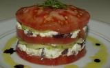 Mille-feuilles de tomates à la féta et aux concombres maison