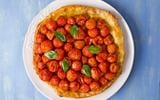 Oubliez la pâte feuilletée ou brisée : cette astuce toute simple va faire croustiller votre tarte à la tomate