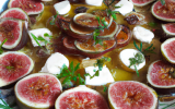 Carpaccio de figues à l'huile d'olive et chèvre chaud