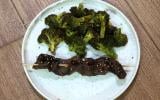 Brochettes de bœuf laquées et brocoli rôti