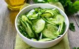 “Je vais faire ça tout l’été” : une diététicienne partage sa recette de salade de concombres légère et hyper saine !