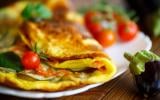 Cette omelette aux aubergines, mozzarella et tomates séchées va devenir votre plat express préféré pour cet été