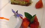 Rhubarbe confite, sur une tartine croustillante parfumée à la cannelle, glace au chèvre frais et à l'huile d'olive, coulis fraise-hibiscus