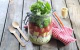 Salade en bocal : la recette parfaite à emporter avec jambon, œufs et fromage, prête en quelques minutes