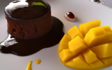 Fondant glacé chocolat-mangue et son coulis de mangue