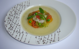 Carpaccio de tomates anciennes, Saint-Jacques et pamplemousse, sur une gelée de concombre à la vanille, vinaigrette d'agrumes au piment d'Espelette