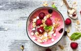 Smoothie bowl framboises, granola et menthe