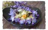 Salade de fleurs de glycine et cœurs de palmier.