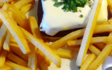 Coulée de camembert chaud sur frites