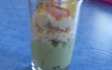 verrine apéro à l'avocat, surimi et crevette rose